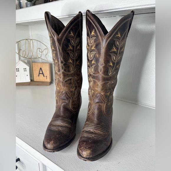 **SOLD**Ariat Women 8.5 Leather Western Cowboy Boot Distressed Brown Floral - Picture 3 of 8
